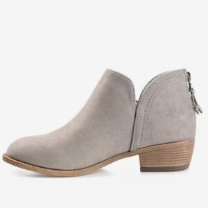 Journee Collection Livvy faux suede ankle boots light grey Size 7.5 NEW